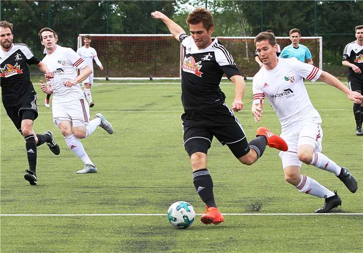 Kodai Stalph (am Ball),neben Matthias Strahl auf der Doppel-Sechs aufgeboten, läuft dem Malberger Jan Nauroth einfach so davon.SK