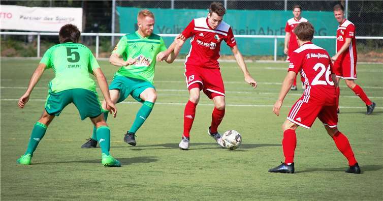 Kodai Stalph (links) und Matthias Strahl (Zweiter von links) hatten gegen die Malberger Simon Weinlich (am Ball) und Nico Bähner (rechts) alle Hände voll zu tun.