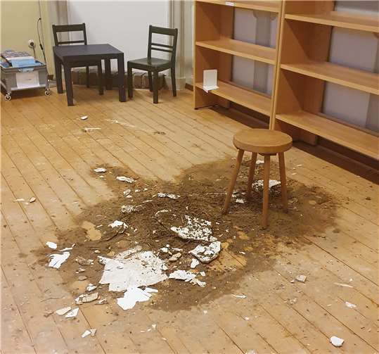 KöB Villip: Ein Wasserrohrbruch im Haus der Bücherei – zum Glück konnte die Feuerwehr die Bücher rechtzeitig in Sicherheit bringen. Foto: Privat