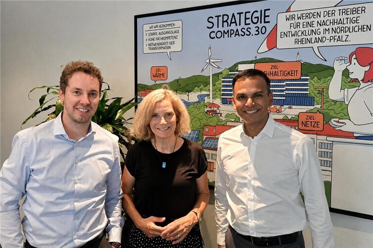 Köbberling im Gespräch mit den EVM-Vorständen Christoph Hesse und Mithun Basu (v.l.).