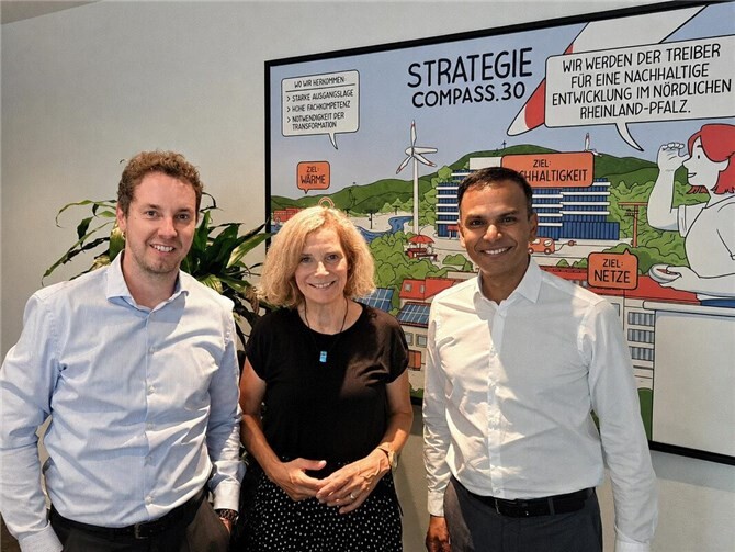 Köbberling im Gespräch mit den EVM-Vorständen Christoph Hesse und Mithun Basu (v.l.).