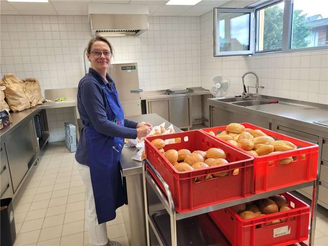 Einweihung des Kita-Anbaus: Mehr Raum für 70 Kinder in Stahlhofen Köchin Jenny Sosinka in der neuen Frischkostküche.