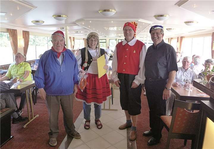 „Kölner Originale“: (V.l.) „Speimanes“ Addi Klöppel, „Bärbelche“ Margot Gesell, „Hännesche“ Jürgen Fojut mit dem Ersten Senator, Manfred Platten.  privat