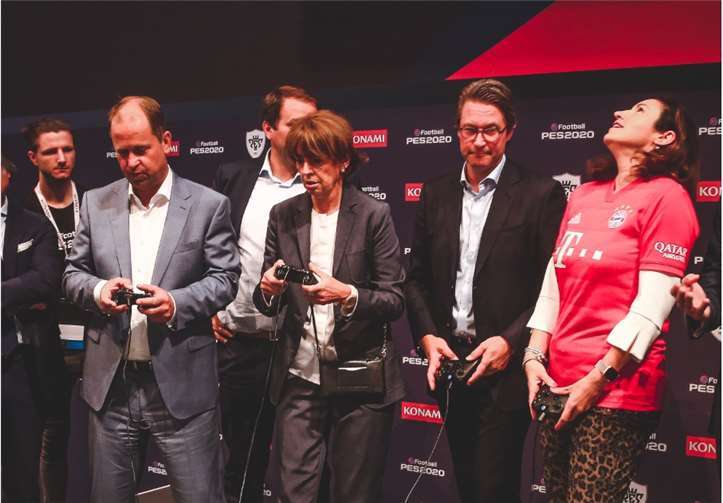 Kölns Oberbürgermeisterin Henriette Reker, Infrastrukturminister Andreas Scheuer und die Staatssekretärin für Digitales Dorothee Bär zocken auf der Gamescom.