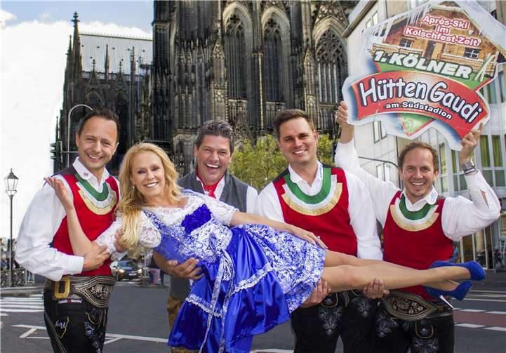 Kölns „Trainer-Queen“ Ulrike Kriegler wird von den kernigen Juzis und von Geri, dem Klostertaler auf Händen getragen. privat