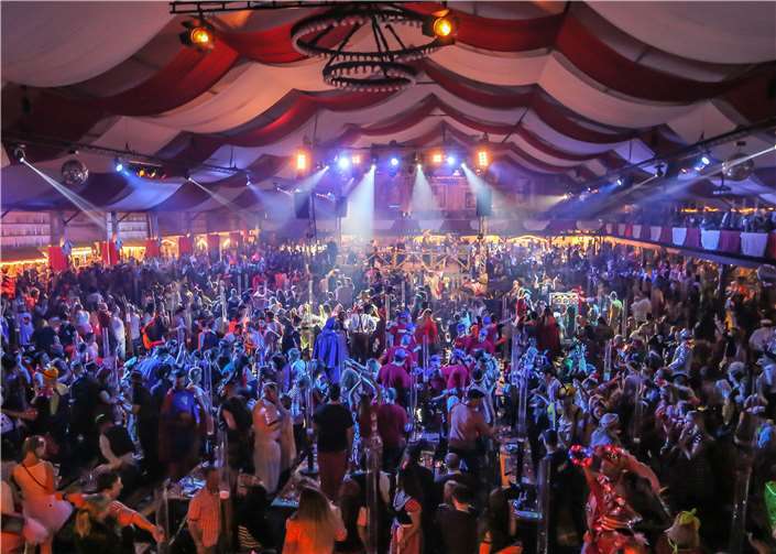 Kölns angesagtester Party-Hotspot an den tollen Tagen: Das wunderschöne Festzelt am Südstadion. Foto: Niki Siegenbruck