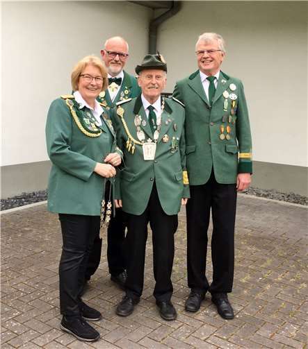 König Arno Linder umringt von seinen Mitstreitern Beate Kerres und Winfried Kerres, im Hintergrund Brudermeister Torsten Kerres. Fotos: Anke Kerres