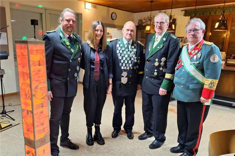 König Boris Laux erhielt eine imposante Leucht-Stele mit Inschrift.  Fotos: privat
