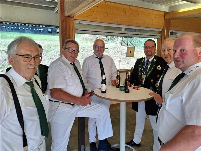 König Boris Laux mit Uniformjacke im Kreise seiner Matthias-Schützen.