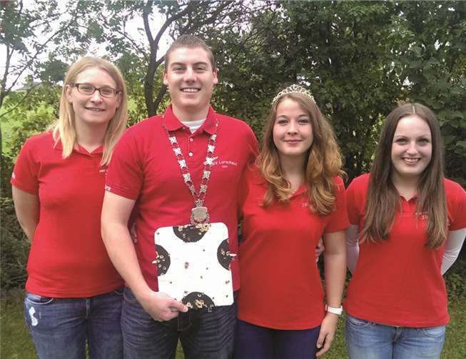 König Christopher Ehrenberg mit seiner Königin Giulia Weißenfels und den Ehrendamen Teresa Schmitz (rechts) und Katharina Stoffel (links). Privat