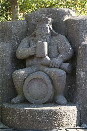 König Gambrinus hielt am Rand des Platzes Aufsicht über das bunte Treiben.