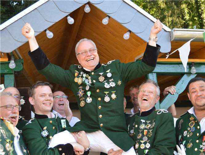 König Gereon Wickord wurde auf den Schultern seiner Kameraden gefeiert. AB