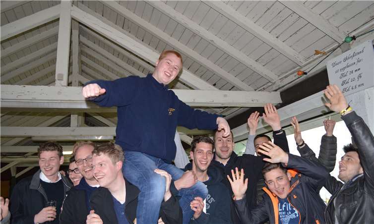 König Lukas Boes wird von den Kameraden auf den Schultern getragen.AB