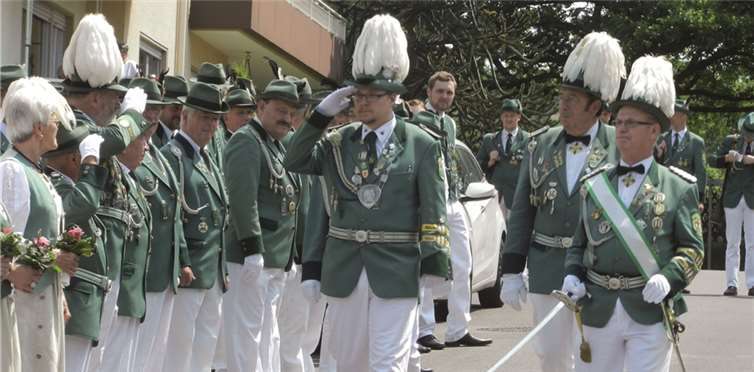 König Mike Otto beim Abschreiten der Schützen.