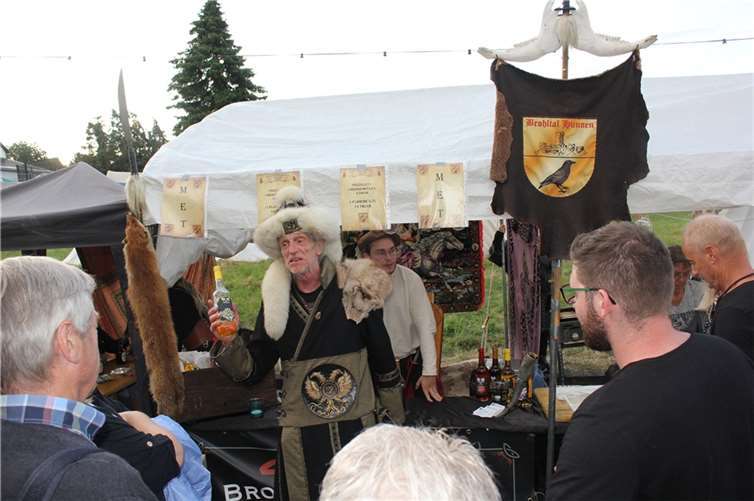 König Mundzuk im Lager der Hunnen-Horde Brohltal.