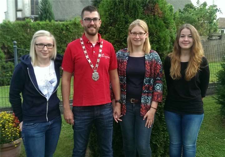 König Philipp Kemmerling mit seiner Königin Katharina Stoffel und den Ehrendamen Jennifer Stoffel (li.) und Giulia Weißenfels (re.).privat
