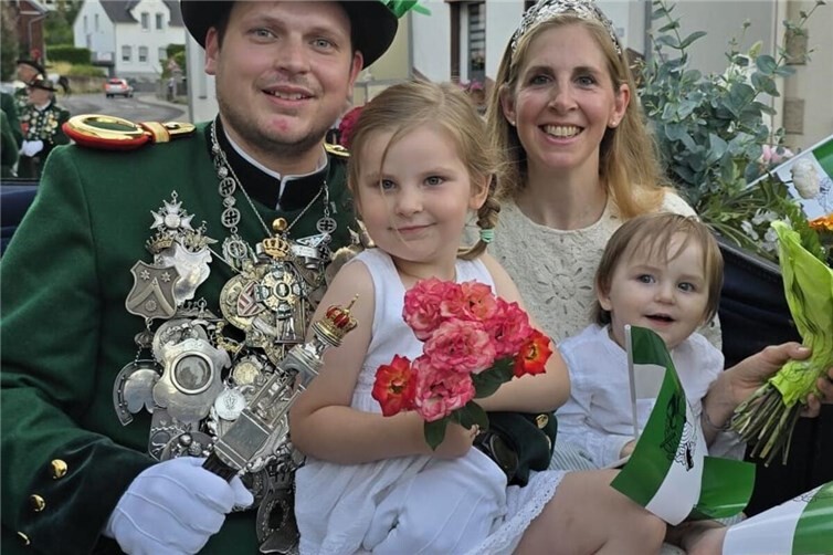 König Thorsten mit Königin May-Britt in der Königskutsche