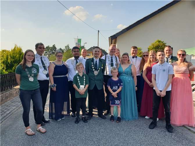 König Tim Geppert mit den befreundeten Majestäten Foto: Nina Büsch