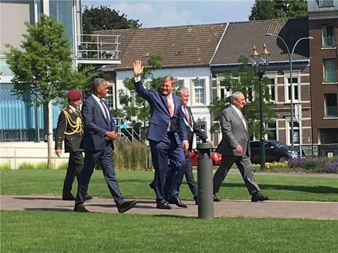 König Wilhelm-Alexander verlässt das Limburg Museum nach der Einweihung. Foto: Kfd Heimbach-Weis