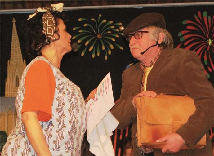 Königin Gabriele beim „Ritterschlag“ für Bernd Weidenbach.