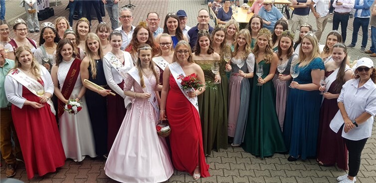 Königlicher Besuch im Gewerbepark: Zahlreiche Majestäten aus den umliegenden Kommunen waren bei der feierlichen Inthronisation der neuen Kirschblütenkönigin zugegen.