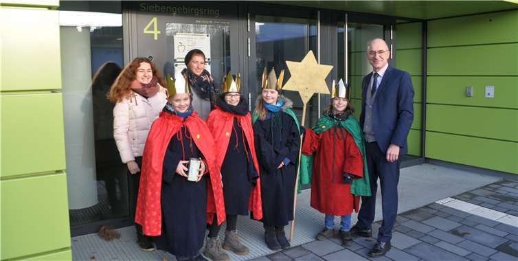 Königlicher Besuch im Rathaus: Bürgermeister Bert Spilles empfing die Sternsinger und ihre Begleiterinnen.  Stadt Meckenheim