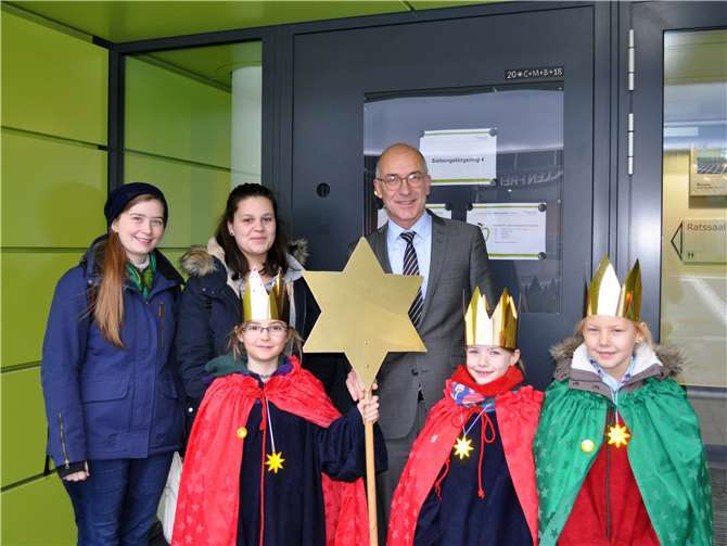 Königlicher Besuch im neuen Rathaus: Bürgermeister Bert Spilles empfing die Sternsinger und ihre Begleiterinnen. Stadt Meckenheim