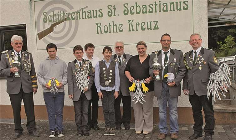 Königschießen in Rothe Kreuz mit Scheibenkönig Günter Becker (2. v. r.) , Jugendprinz Peter Frings ( 3. v. l.) und Schülerprinz Alexander Hoß (5. v. l.).Privat