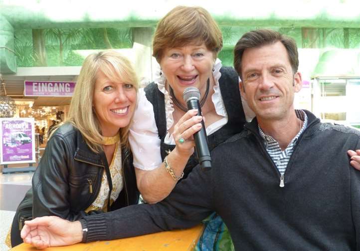 Königsjodlerin Gisela Ginsberg mit einem Ehepaar aus den USA, die vorbei schauten.