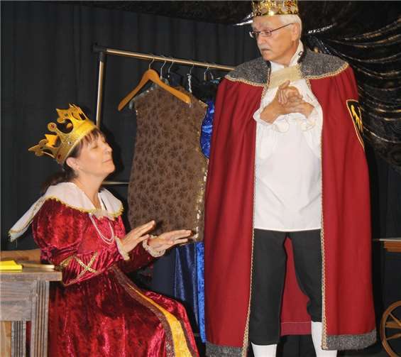 Königsmörder Claudius hat Gertrude die Witweseines Opfers geheiratet und sich die dänische Krone gekrallt.