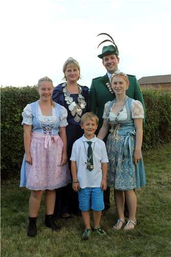 Königspaar Anne und Hendrik Beer, Prinzessin Antonia Imgrund, Schülerprinzessin Sophia Schreiner, Bambiniprinz Florian Klein und Bürgerkönig Simon Reiser, die 2019 ihre Majestätenwürden errangen, freuen sich ganz besonders auf ihr Schützenfest. Foto: privat