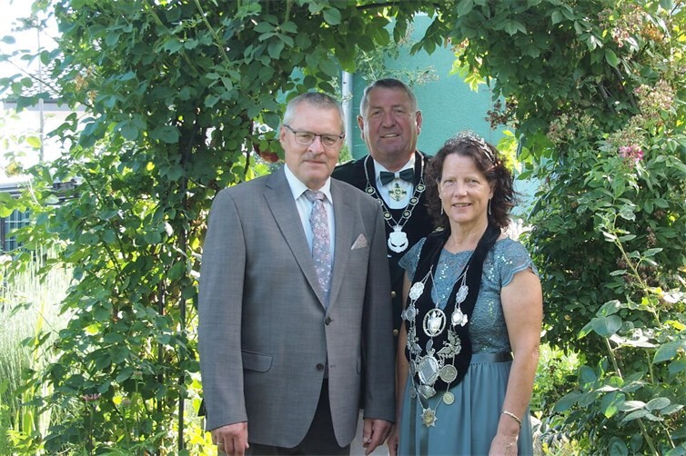 Königspaar Sabine und Andreas Schumacher mit Scheibenkönig Arnold Schmitt