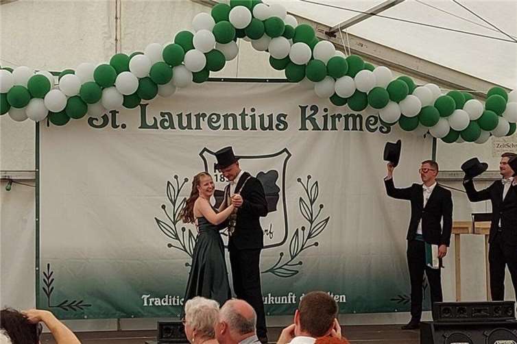 Von Fassanstich bis Hobby-Horsing – Leutesdorf feiert seine Kirmes Königstanz Lukas Mertesacker und Miriam Schwarz.Fotos: privat