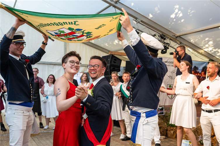 Königswalzer im Festzelt.