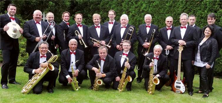 Können es auch nach dem offiziellen Bühnenabschied nicht lassen: Die Musiker der Big Band Georg Wolf.privat