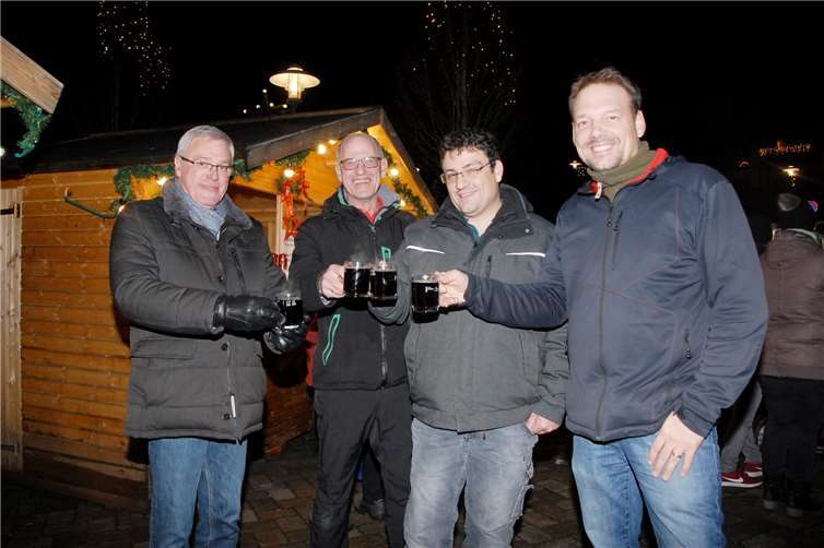 Können stolz sein auf die gute Akzeptanz des Weihnachtszaubers in Höhr-Grenzhausen (von links): Stadtbürgermeister Michael Thiesen, Gewerbevereinsvorsitzender Guido Kröff mit Beisitzer Marco Göbenich sowie Christian Heller vom Quartiersmanagement Höhr-Grenzhausen.