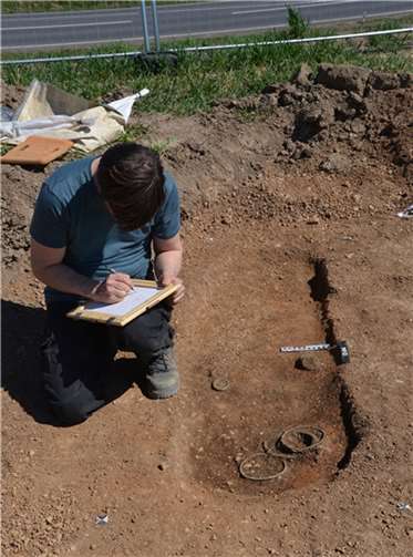 Körpergrab einer Frau mit Schmuckausstattung, das nur ca. 30 cm unter der heutigen Oberfläche lag. Foto: GDKE, Direktion Landesarchäologie, Außenstelle Koblenz / M. Gensty