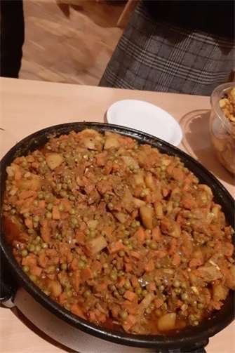 Köstliches Essen wie das Linsengericht „Dal“ wurde serviert.