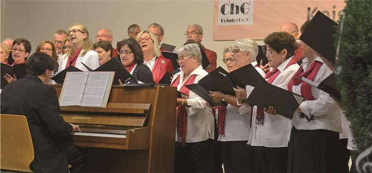 Koisdorf. Auch beim vierten Konzert konnte die Chorgemeinschaft Koisdorf sich über ein volles Haus freuen. Nach der musikalischen Begrüßung des Chores begrüßte der Vorsitzende Joachim Fiege die anwesenden Gäste und forderte zu einem entspannten Genießen der ausgewählten Lieder auf. „Standing Ovations“ waren der Dank des Publikums an den Chor, für seine Darbietungen auf einem künstlerisch sehr hohen Niveau, der natürlich ohne eine Zugabe die Bühne nicht verlassen durfte. Der Chor möchte dieses musikalische Niveau und das bunte breite Repertoire beibehalten, was auch mit dem ausgezeichneten Chorleiter Chordirektor Sven Scheuren mit Sicherheit gelingen sollte. RÜ