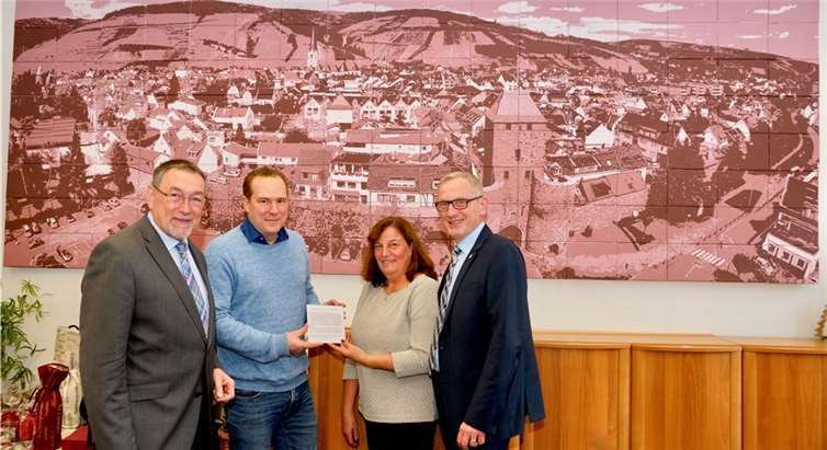 Kolja Senteur (2. v. l.) übergab das Werk offiziell an Guido Orthen (r.). Mit dem Stadtbürgermeister freute sich der Geschäftsführer des Ahrtal-Tourismus, Andreas Wittpohl (l.). KG