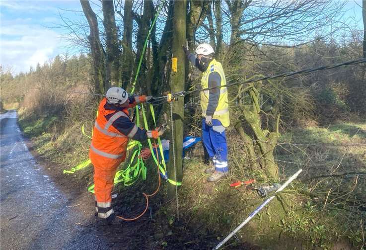 Kollegen der Westnetz beim Reparieren der Freileitungsmasten in Irland.  Foto: Westnetz GmbH / Gerhard Dieth