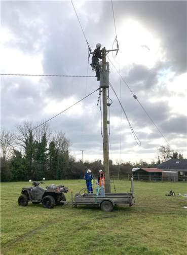 Kollegen der Westnetz tauschen gemeinsam mit einem Mitarbeiter der ESB den Masttransformator aus.  Foto: Westnetz GmbH / Gerhard Dieth