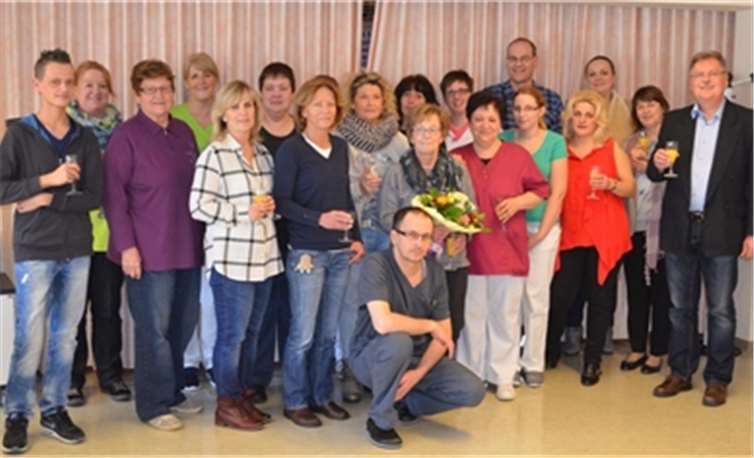 Kollegen verabschiedeten sich von Ursula Müller (in der Mitte, mit Blumenstrauß).privat