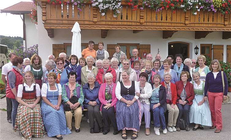 „Kolleginnen“-Treffen: Landfrauen aus dem Kreis Ahrweiler mit dem Landfrauenvorstand aus dem Kreis Traunstein. privat