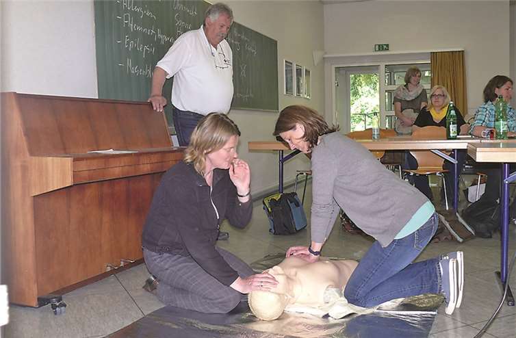Kolleginnen der Schönstätter Marienschule üben die Herz-Lungen-Wiederbelebung. Hubert Steinbach vom DRK-Kreisverband Mayen-Koblenz beobachtet aus dem Hintergrund kritisch wohlwollend die Bemühungen. privat