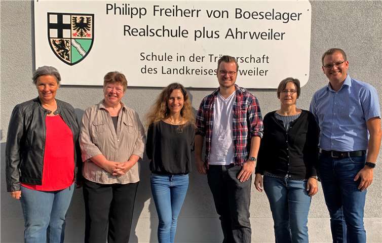 „Kollegium unserer Schule verstärkt“ – v.l.n.r.: Maria Schmidt als Vertreterin des Personalrats, Christa Klumpp, Sabine Strack, Thomas Meyer, Dagmar Schöttler-Baur und Schulleiter Timo Lichtenthäler. Foto: privat