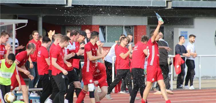 Kollektiver Jubel der ABC-Bank nach dem Abpfiff.DU