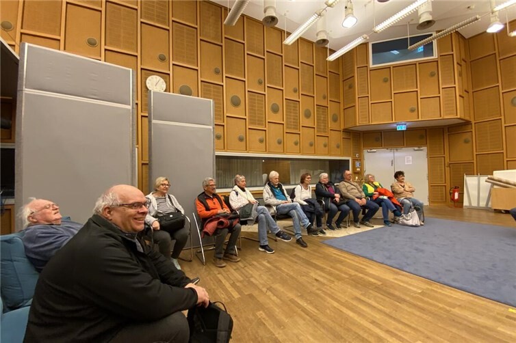 Kolping-Mitglieder besuchten ein Hörspielstudio und sahen, wie Geräusche gemacht werden beim „Kino für die Ohren“.