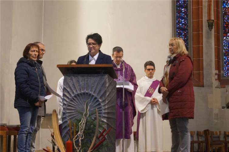 Kolping-Mitglieder verlasen beim Gottesdienst die Fürbitten.Foto: Th. Schneider