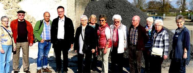 Kolpinger aus Mülheim-Kärlich mit Geschäftsführer Wolfgang Mannheim vor dem rechts gelagerten Kärlicher Blauton. Oswald Senner